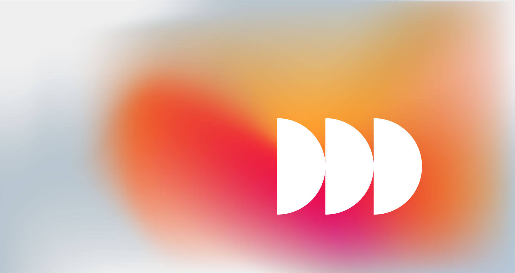 Drei weiße Halbkreise in einer Reihe auf einem unscharfen Hintergrund aus orangefarbenen, roten und gelben Tönen, die in Hellblau und Grau übergehen - ein abstraktes Motiv, das sich perfekt für eine digitale Beratung oder eine moderne b2b agentur-Unternehmenswebsite eignet. - NINE brackets Digitalagentur München