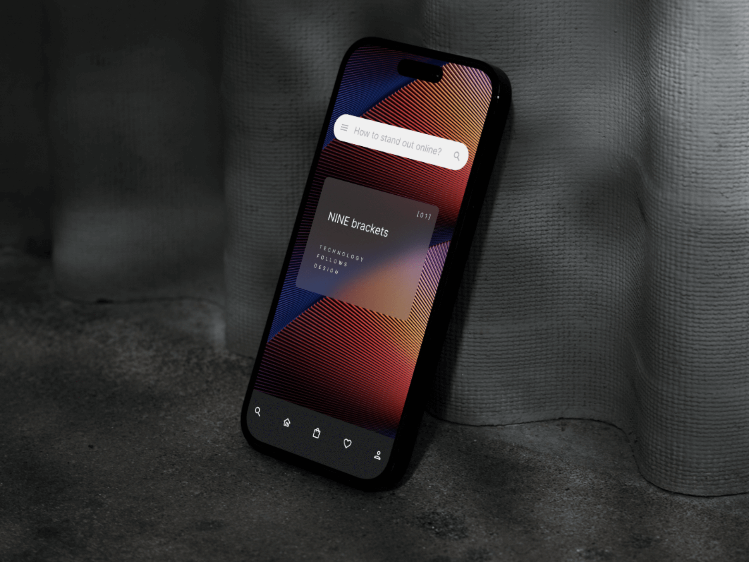 Ein Smartphone mit einem farbenfrohen, abstrakten Hintergrund lehnt an einem strukturierten, hellgrauen Vorhang. Der Bildschirm zeigt eine Suchleiste und eine Karte mit der Aufschrift "NINE brackets" (Neun Klammern), darunter ein Text, der Trends in der Website-Entwicklung und der digitalen Beratung widerspiegelt. - NINE brackets Digitalagentur München