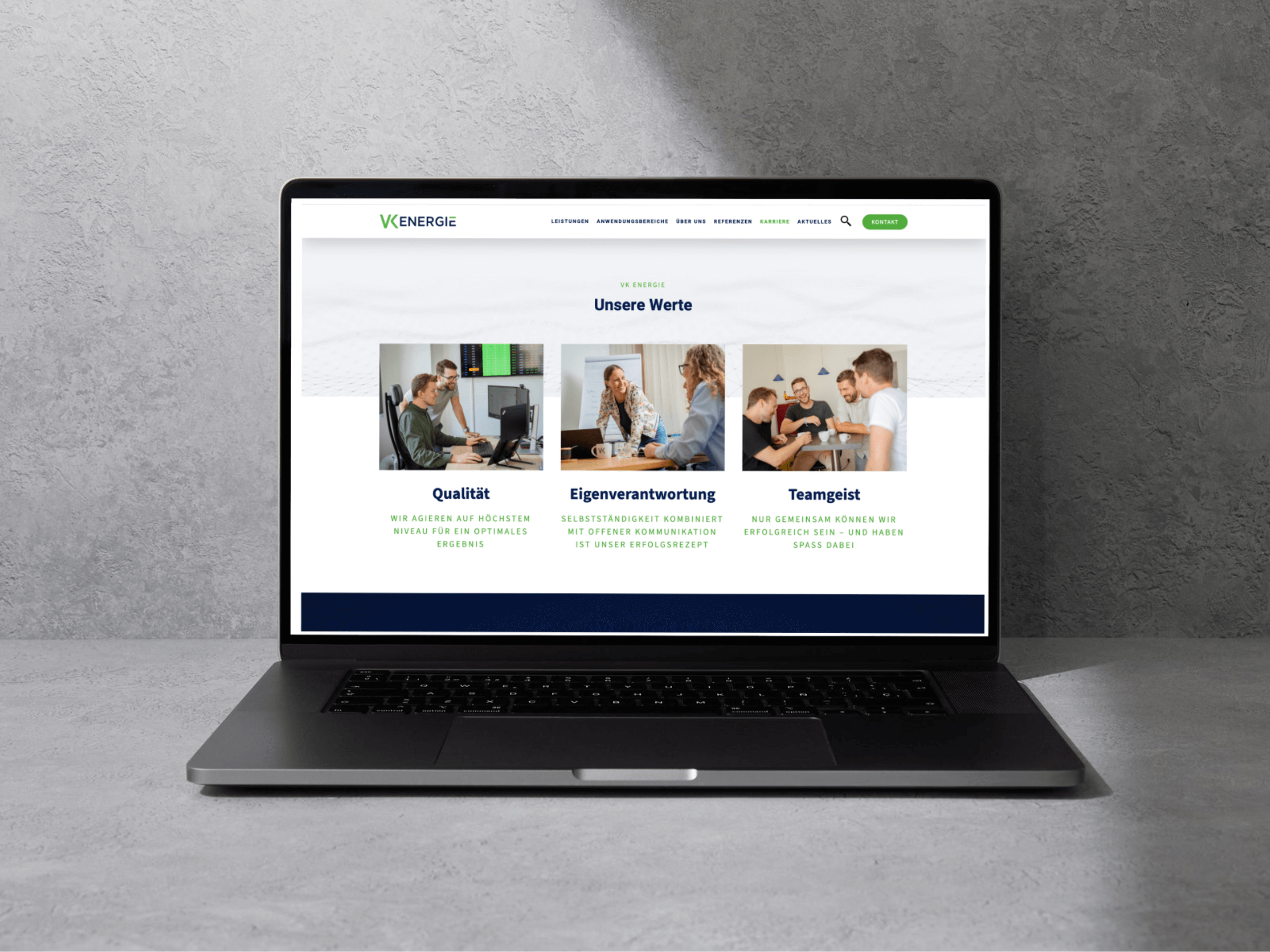 Ein Laptop auf einer grauen Fläche zeigt die Unternehmenswebsite einer Digitalagentur München mit den drei Rubriken Qualität, Eigenverantwortung und Teamgeist, mit Fotos von Teamarbeit und deutschen Texten, die KI und Automatisierung hervorheben. - NINE brackets Digitalagentur München