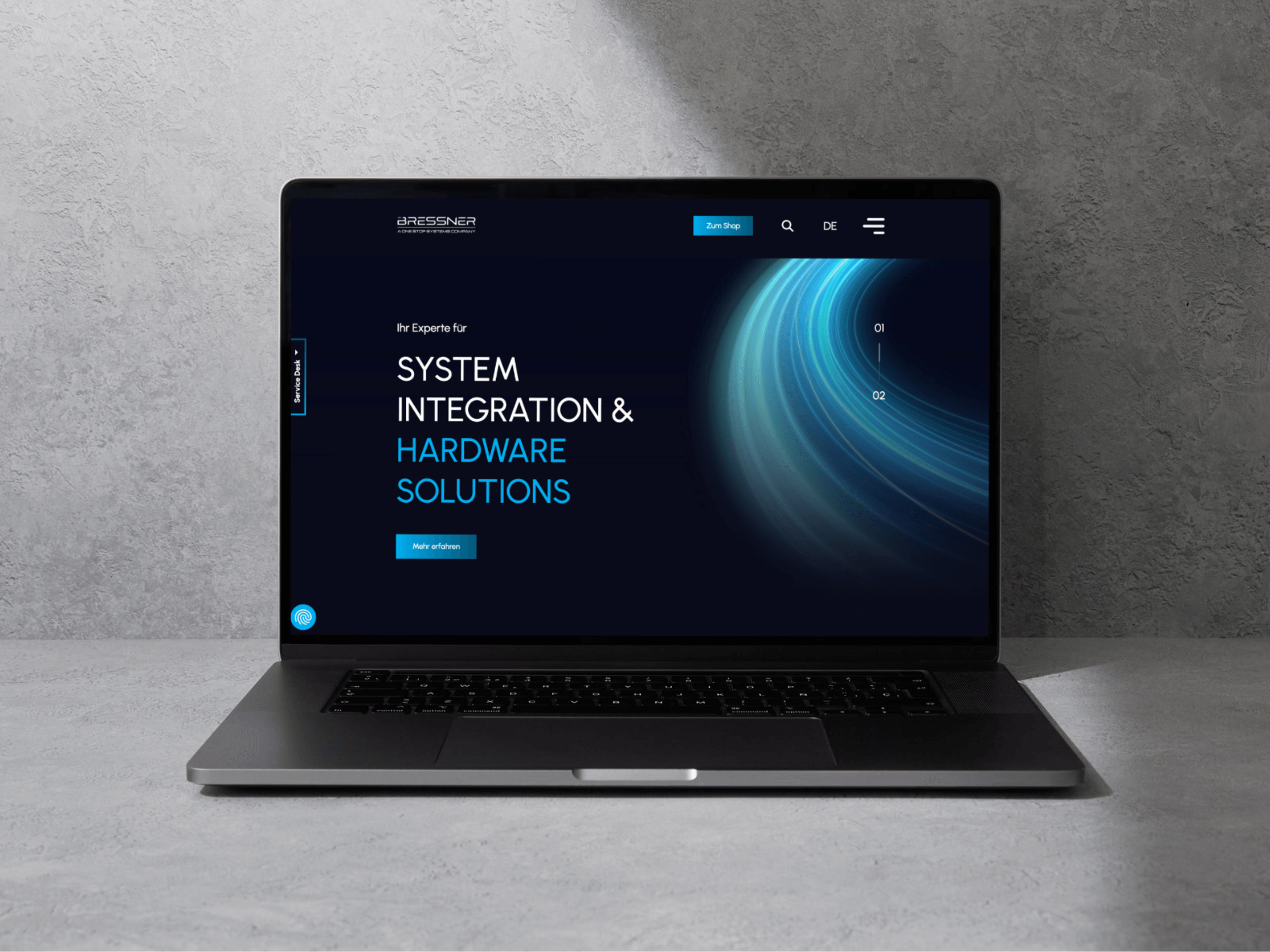 Ein Laptop auf einer grauen Oberfläche zeigt eine Unternehmenswebsite mit dem Text System Integration & Hardware Solutions auf einem dunklen Hintergrund mit blauen Lichtstreifen. Das Interface der digitalagentur münchen zeigt außerdem eine Navigation und einen blauen Button. - NINE brackets Digitalagentur München