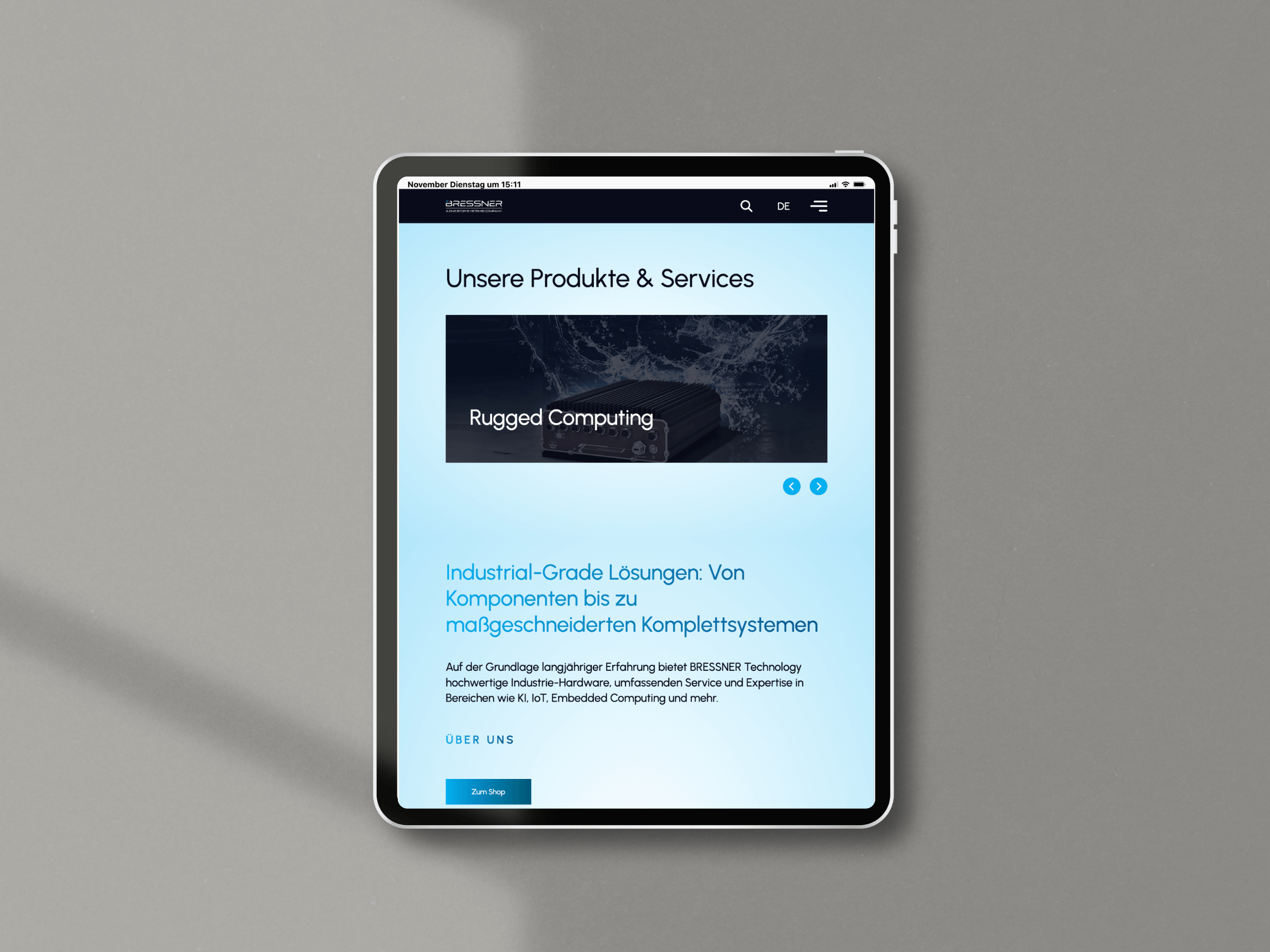 Ein Tablet zeigt einen Website-Bereich mit dem Titel Unsere Produkte & Services an, in dem Rugged Computing und industrielle Computerlösungen in deutscher Sprache vorgestellt werden - perfekt für B2B Agenturkunden, Digitalberatung und KI und Automatisierung. - NINE brackets Digitalagentur München
