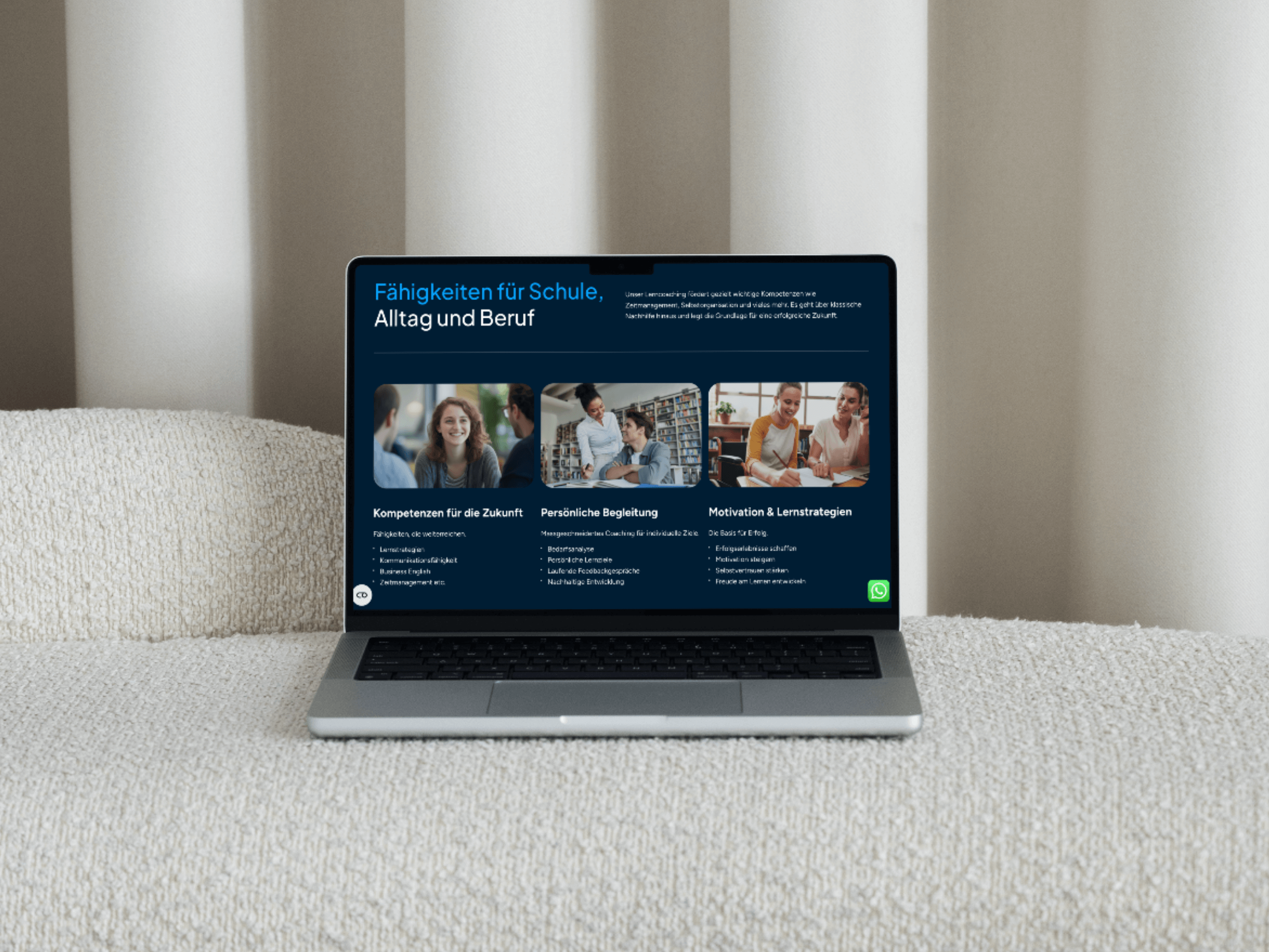 Auf einem cremefarbenen, strukturierten Sofa vor beigen Vorhängen steht ein Laptop, auf dem eine deutschsprachige pädagogische Unternehmenswebsite mit Bildern von Schülern und Lehrern zu sehen ist und die Kompetenz der digitalagentur München unterstreicht. - NINE brackets Digitalagentur München