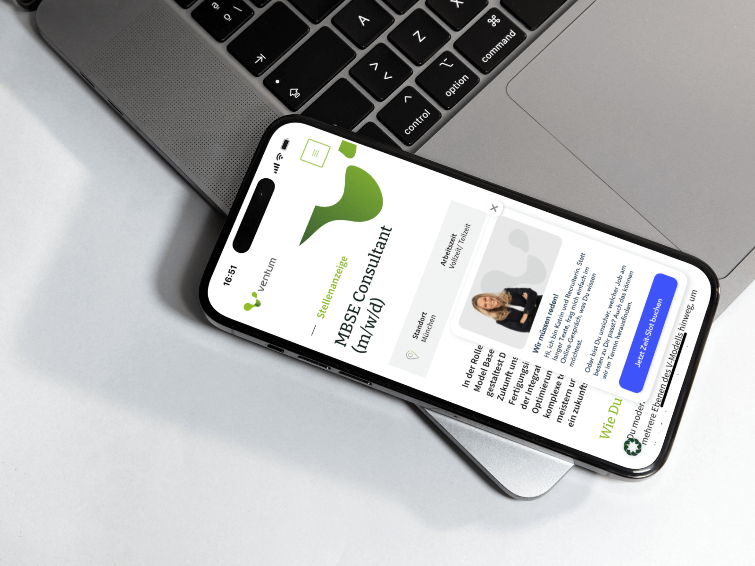 Ein Mobiltelefon neben einem Laptop, perfekt für digitale Beratungsgespräche oder die Verwaltung von Aufgaben auf Ihrer Unternehmenswebsite. - NINE brackets Digitalagentur München