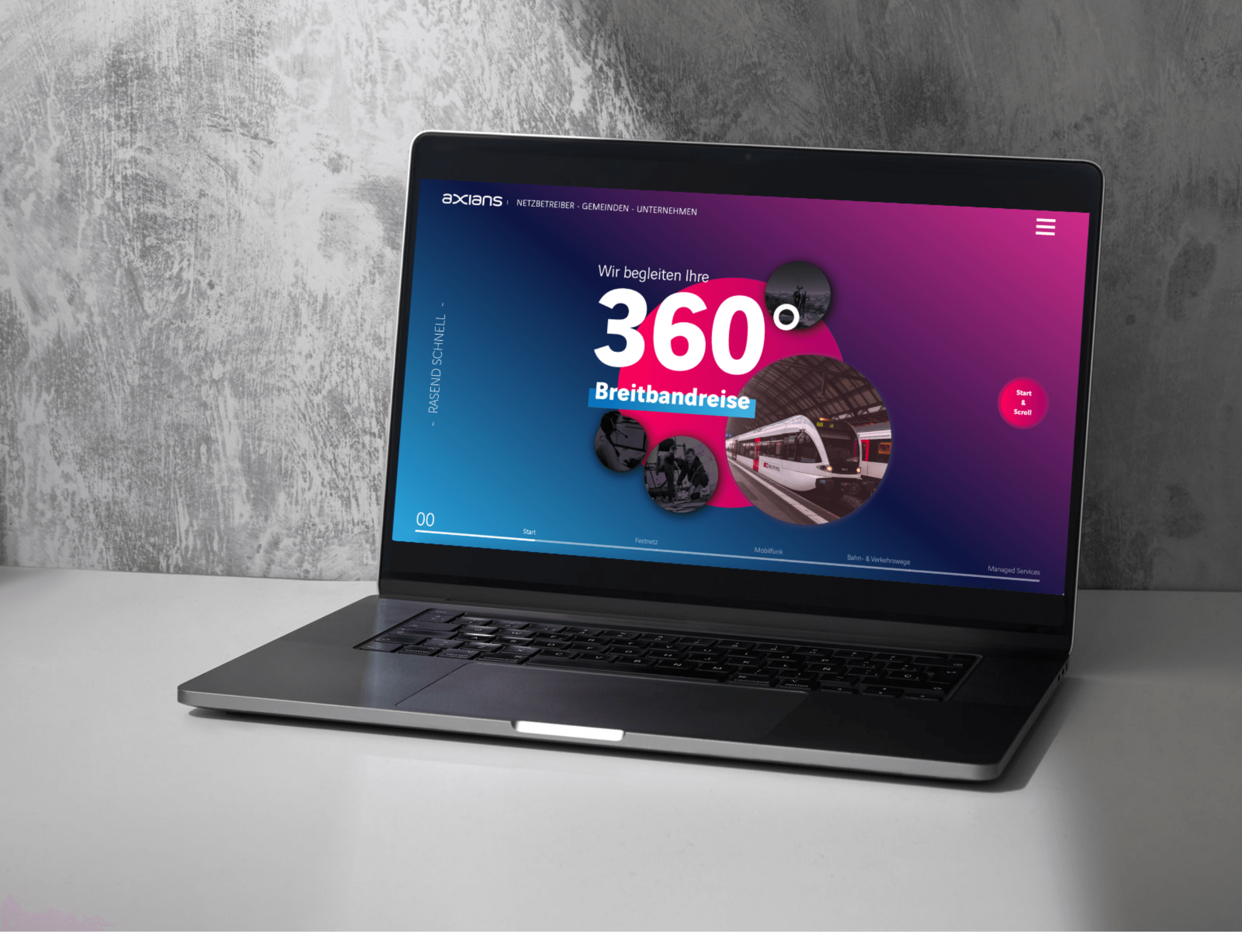 Ein Laptop auf einem weißen Schreibtisch zeigt eine Unternehmenswebsite mit einem blau-rosa Hintergrund mit Farbverlauf. Auf dem Bildschirm erscheint ein großer Text 360° Breitbandreise, der die Websiteentwicklung mit Bildern von Zügen und Infrastruktur hervorhebt. - NINE brackets Digitalagentur München