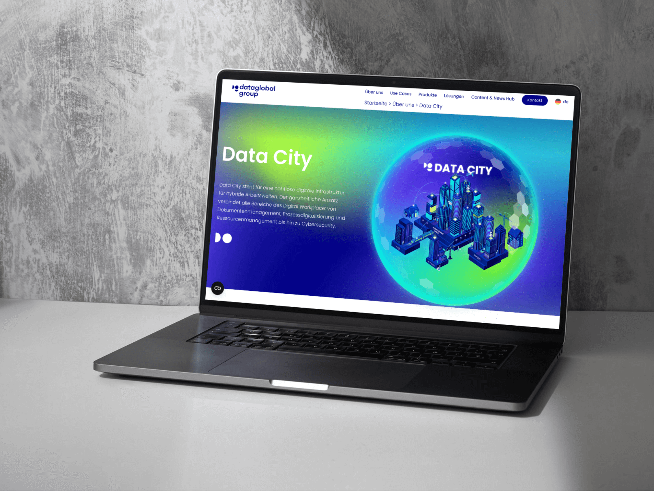 Ein Laptop auf einem weißen Schreibtisch zeigt eine Website mit dem Titel Data City, auf der Websiteentwicklung und ki und automatisierung in einer farbenfrohen digitalen Illustration einer futuristischen Stadt in einer leuchtenden Kugel vor einer grau strukturierten Wand dargestellt sind. - NINE brackets Digitalagentur München