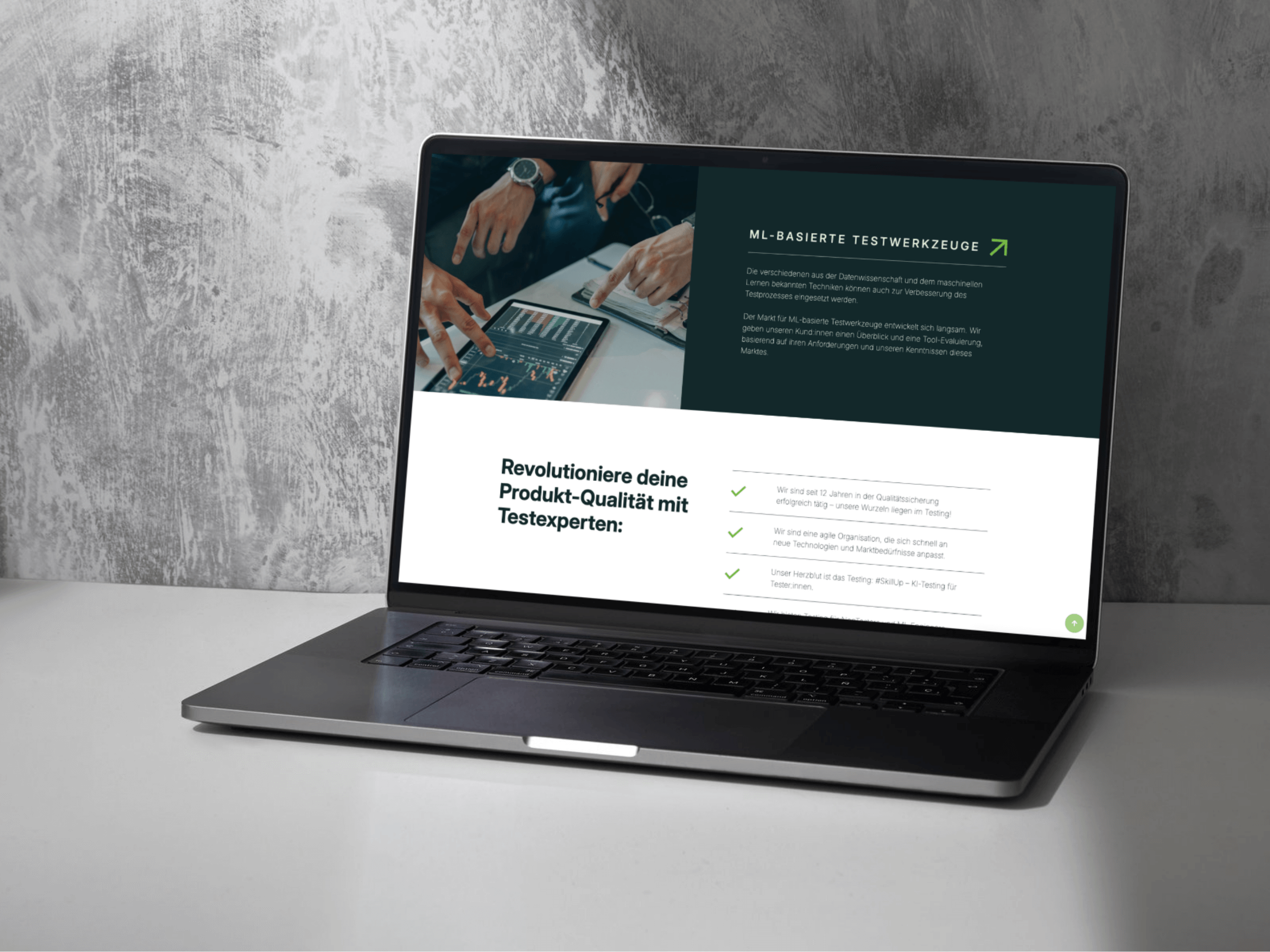 Ein Laptop auf einem grauen Schreibtisch zeigt eine Unternehmenswebseite über ML-basierte Testtools an. Zu sehen sind Hände, die ein Tablet und einen Laptop benutzen, sowie ein deutscher Text von einer Digitalagentur München, die über Produktqualität und Testexperten spricht. - NINE brackets Digitalagentur München