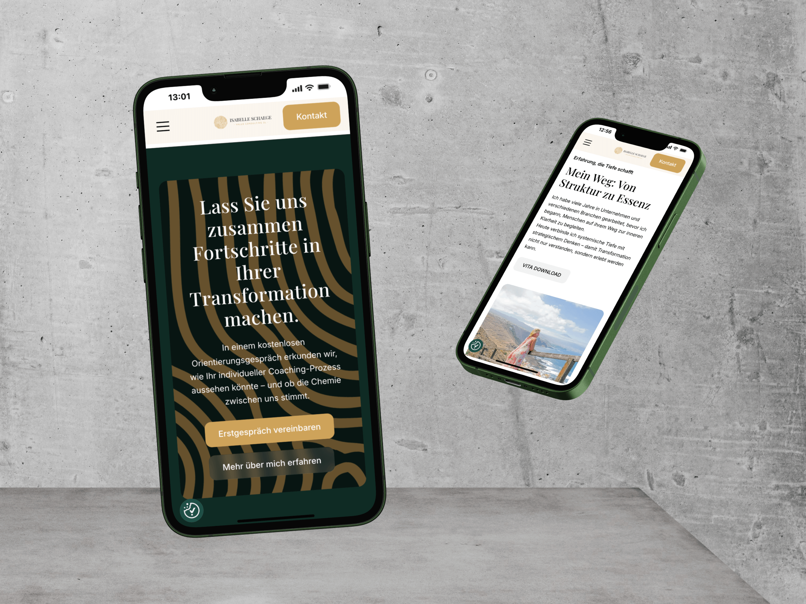 Zwei Smartphones zeigen eine mit Webflow erstellte Coaching-Website in deutscher Sprache an. Das linke Telefon zeigt einen fett gemusterten Hintergrund mit einer Willkommensnachricht; das rechte zeigt eine persönliche Vorstellung durch eine Frau am Strand, beide vor einem grauen Betonhintergrund. - NINE brackets Digitalagentur München